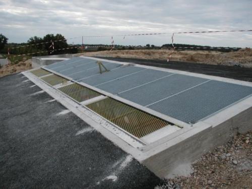 Grille sécurisée avec vérin au dessus