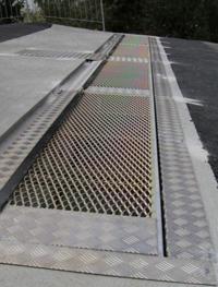 Grille sécurisée avec vérin au dessous