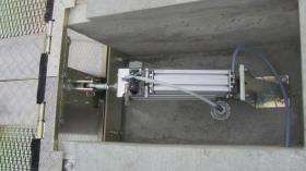 Grille sécurisée avec vérin au dessous